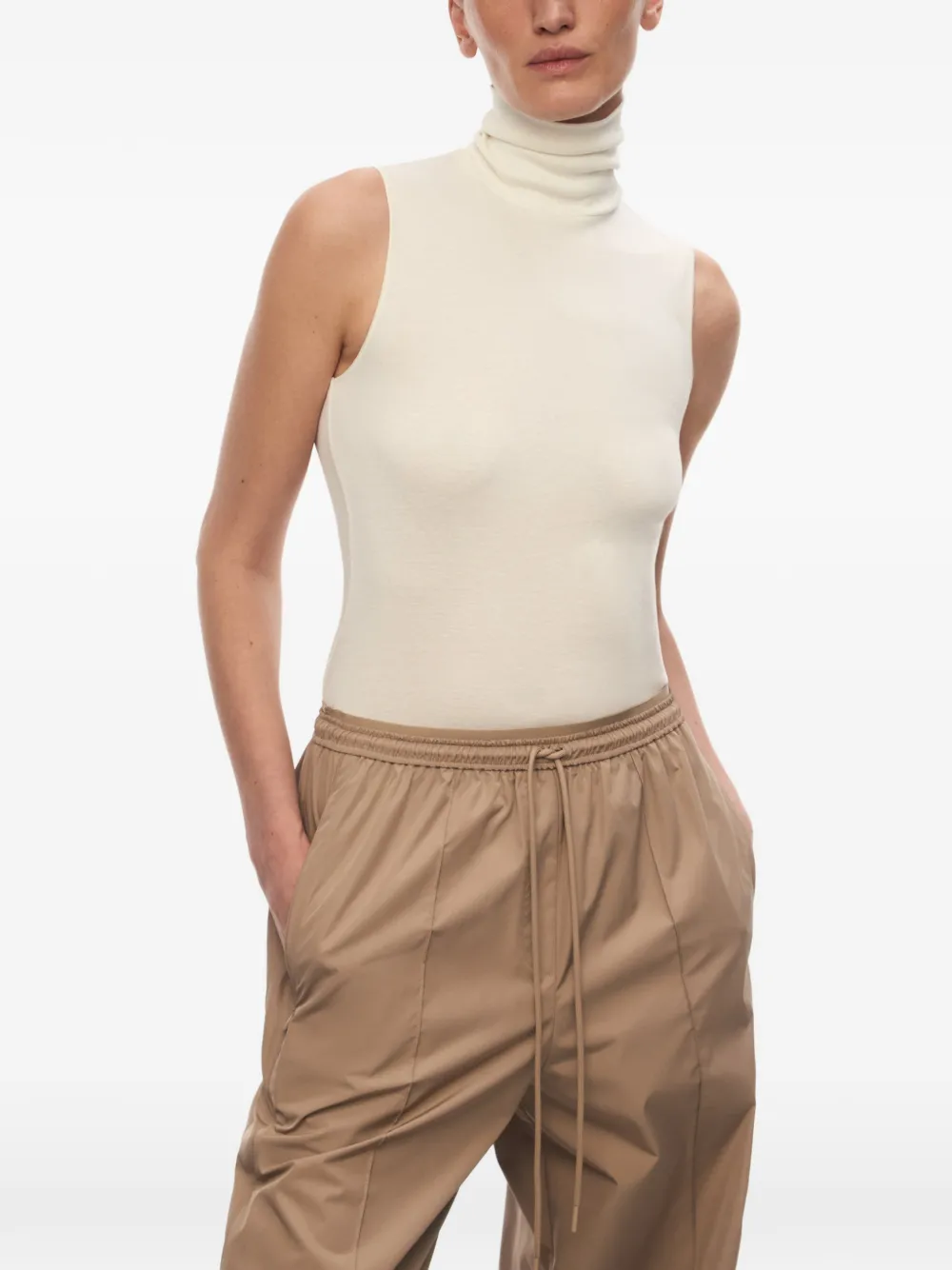 12 STOREEZ Nicole mouwloze top met col Beige