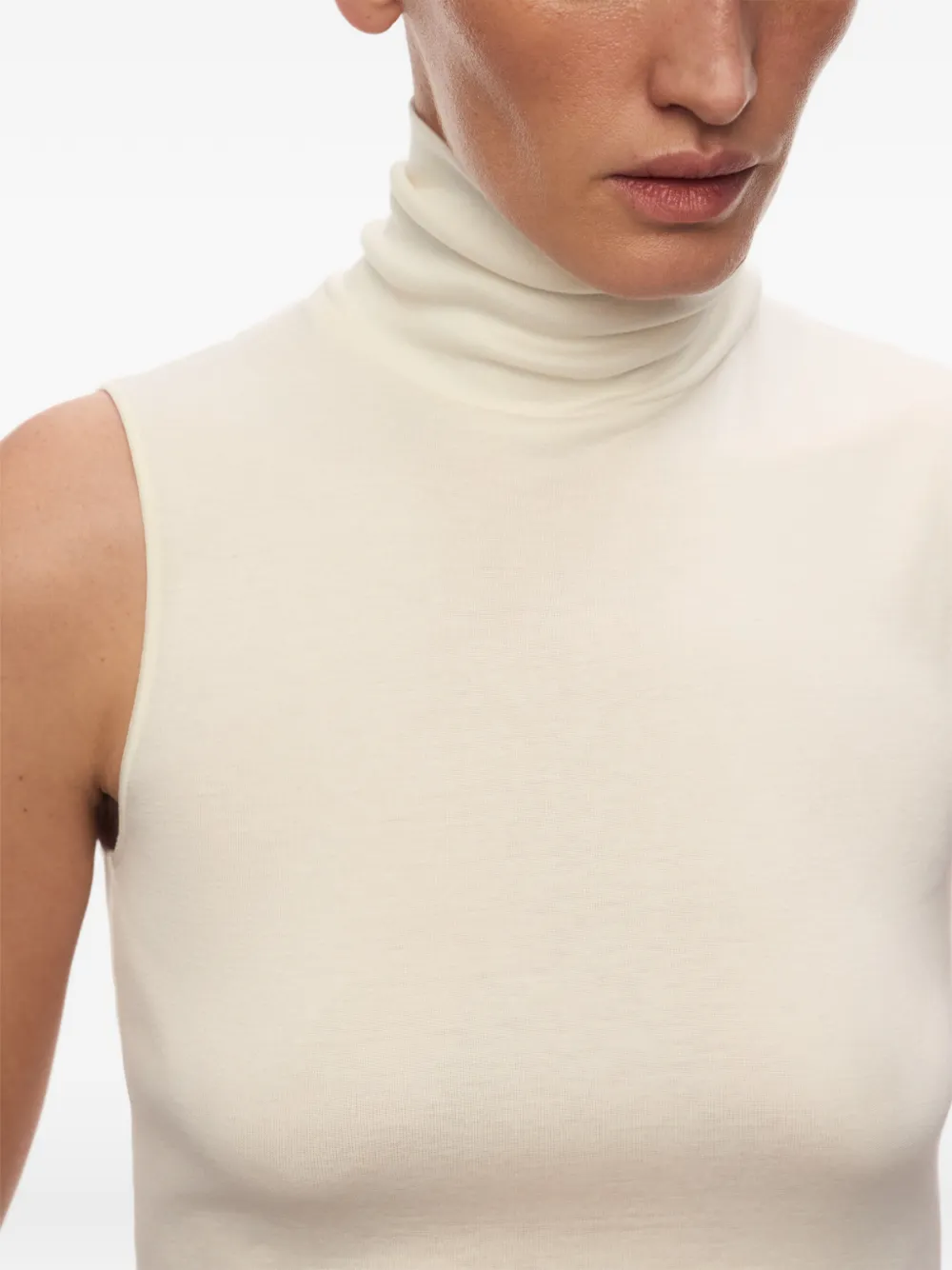12 STOREEZ Nicole mouwloze top met col Beige