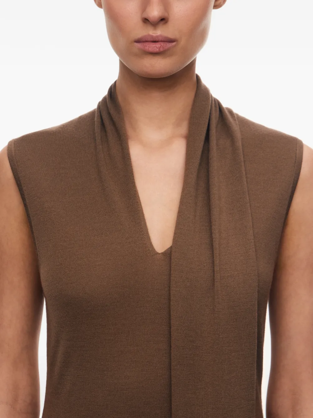 12 STOREEZ Carolyn midi-jurk met V-hals Bruin