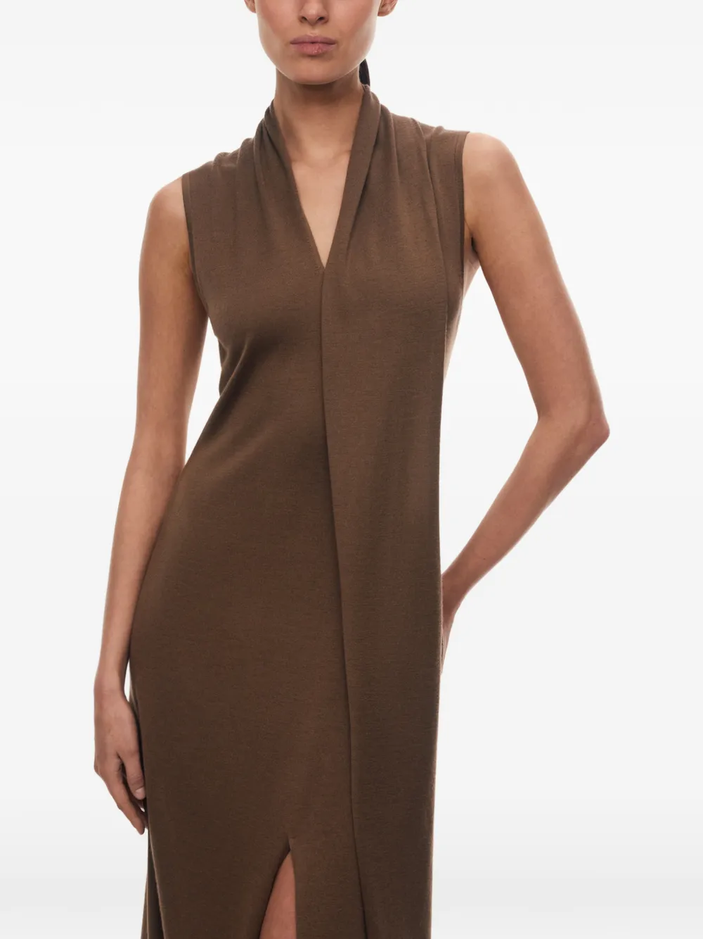 12 STOREEZ Carolyn midi-jurk met V-hals Bruin