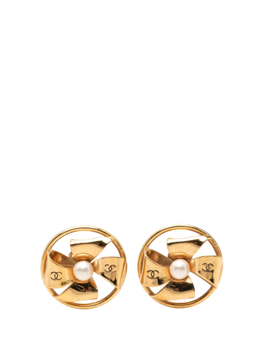CHANEL Pre-Owned 1950-1970 CC Gold Plated Faux Pearl Pinwheel Ribbon Clip On Earrings costume earrings