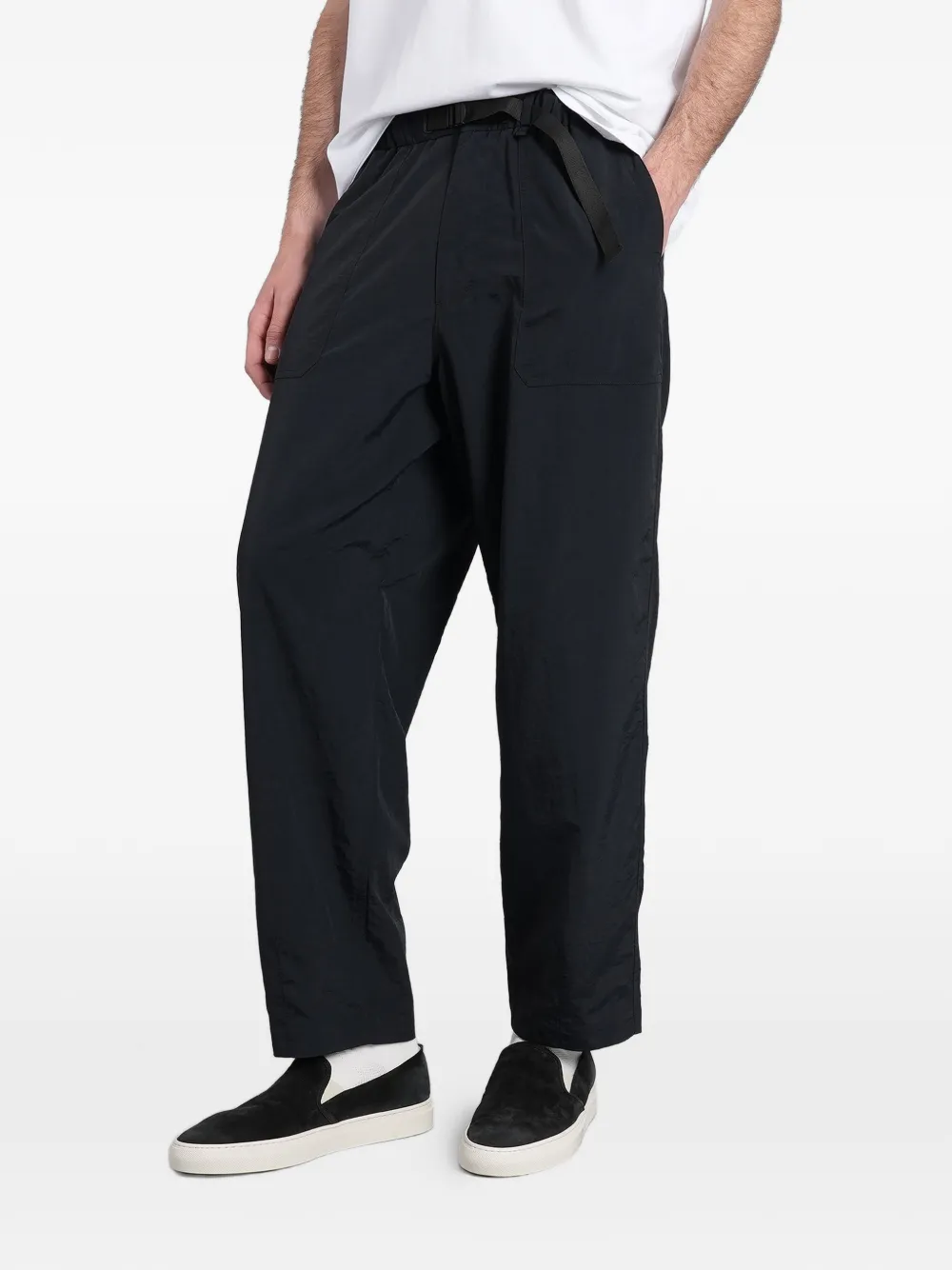 Maison Kitsuné belted logo-print technical trousers Zwart