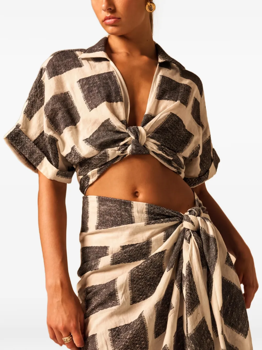 JBQ Blouse met geometrische print en geknoopt detail Beige