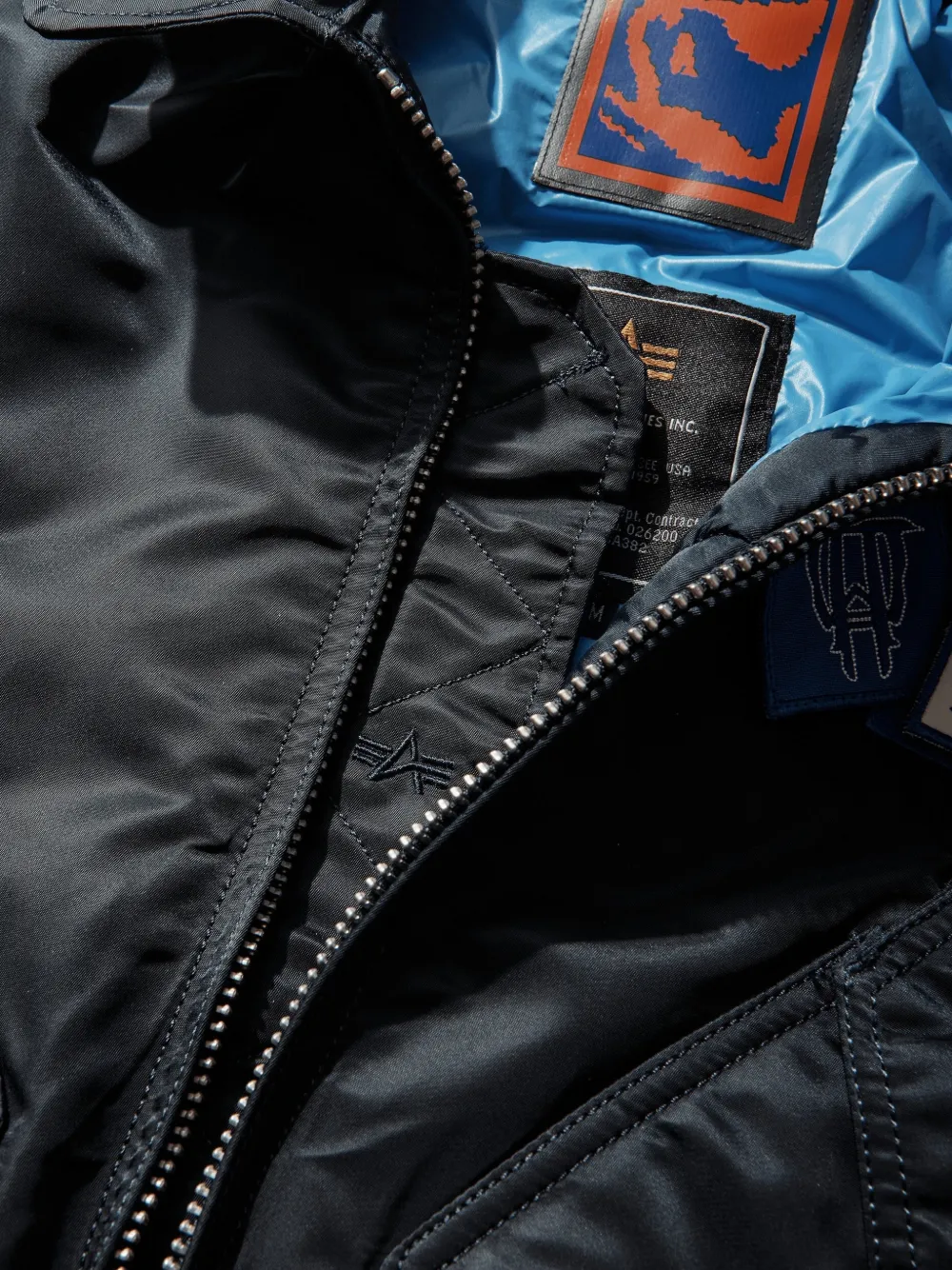 GR10K x Alpha Industries CWU-45 bomberjack met logopatch Blauw