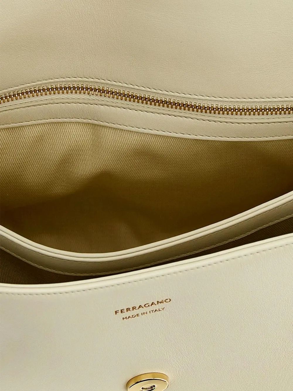 Ferragamo Gancini rugzak met gesp Beige