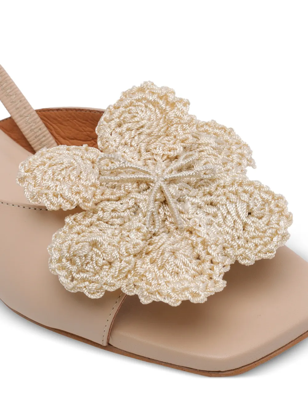 ANGEL ALARCON Slingback sandalen met vierkante neus en bloemdetail Beige