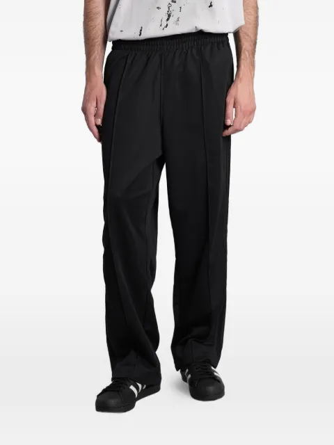 adidas joggingbukser med broderet logo og sidestribe
