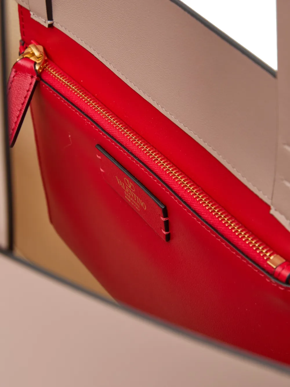 Valentino Garavani Fill Me kleine kalfsleren shopper Beige