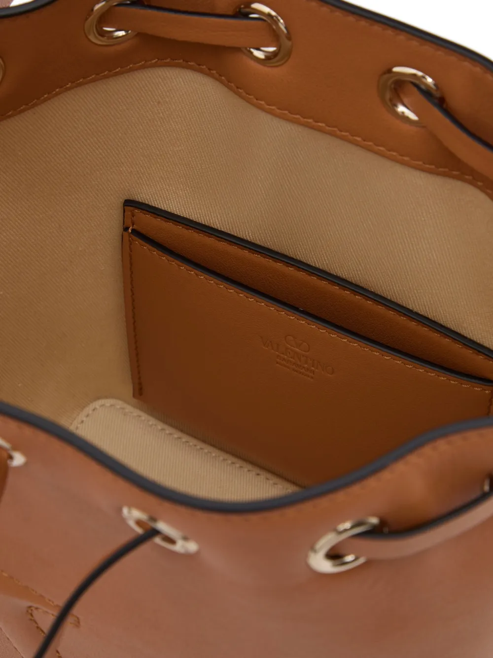 Valentino Garavani VLogo Walk bucket-tas in kalfsleer Beige
