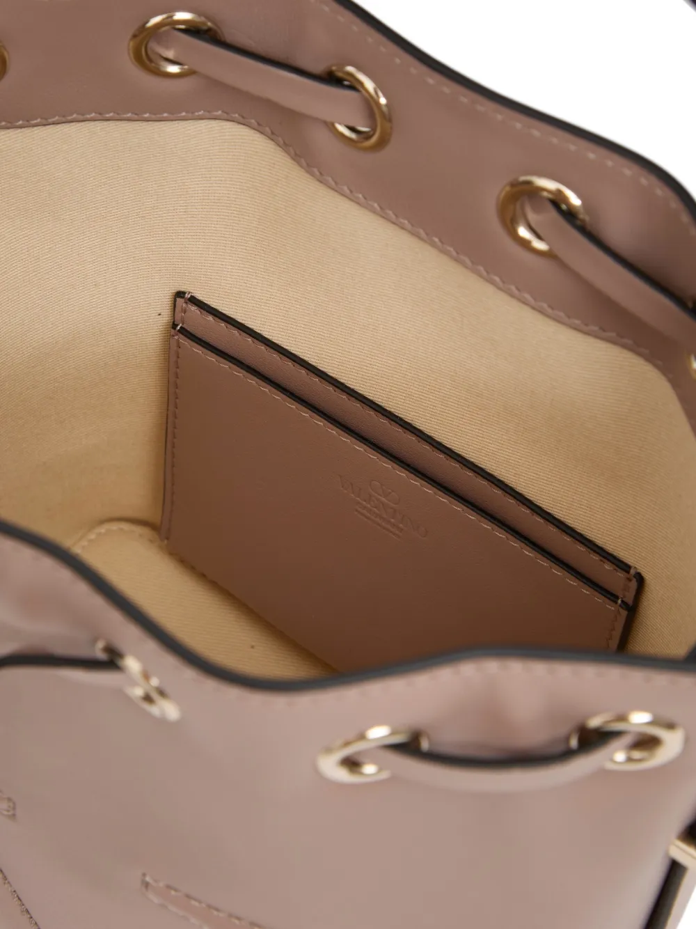 Valentino Garavani VLogo Walk bucket-tas in kalfsleer Beige