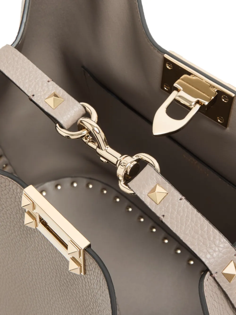 Valentino Garavani Rockstud shopper van korrelig kalfsleer Grijs