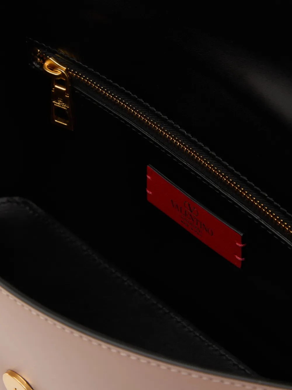 Valentino Garavani Fill Me In schoudertas in kalfsleer Beige