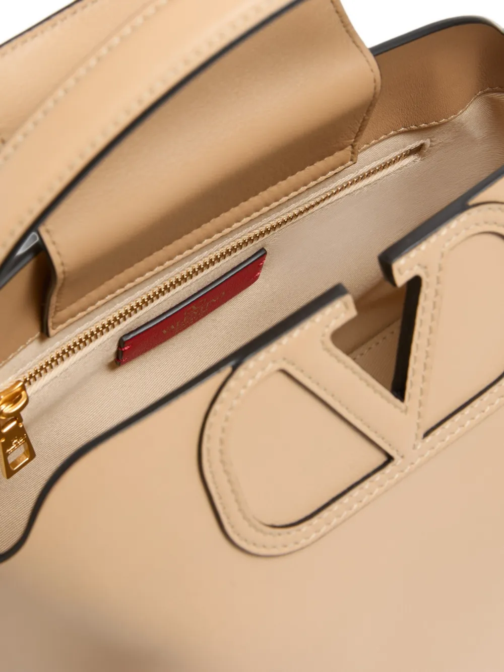 Valentino Garavani Fill Me kalfsleren handtas Beige