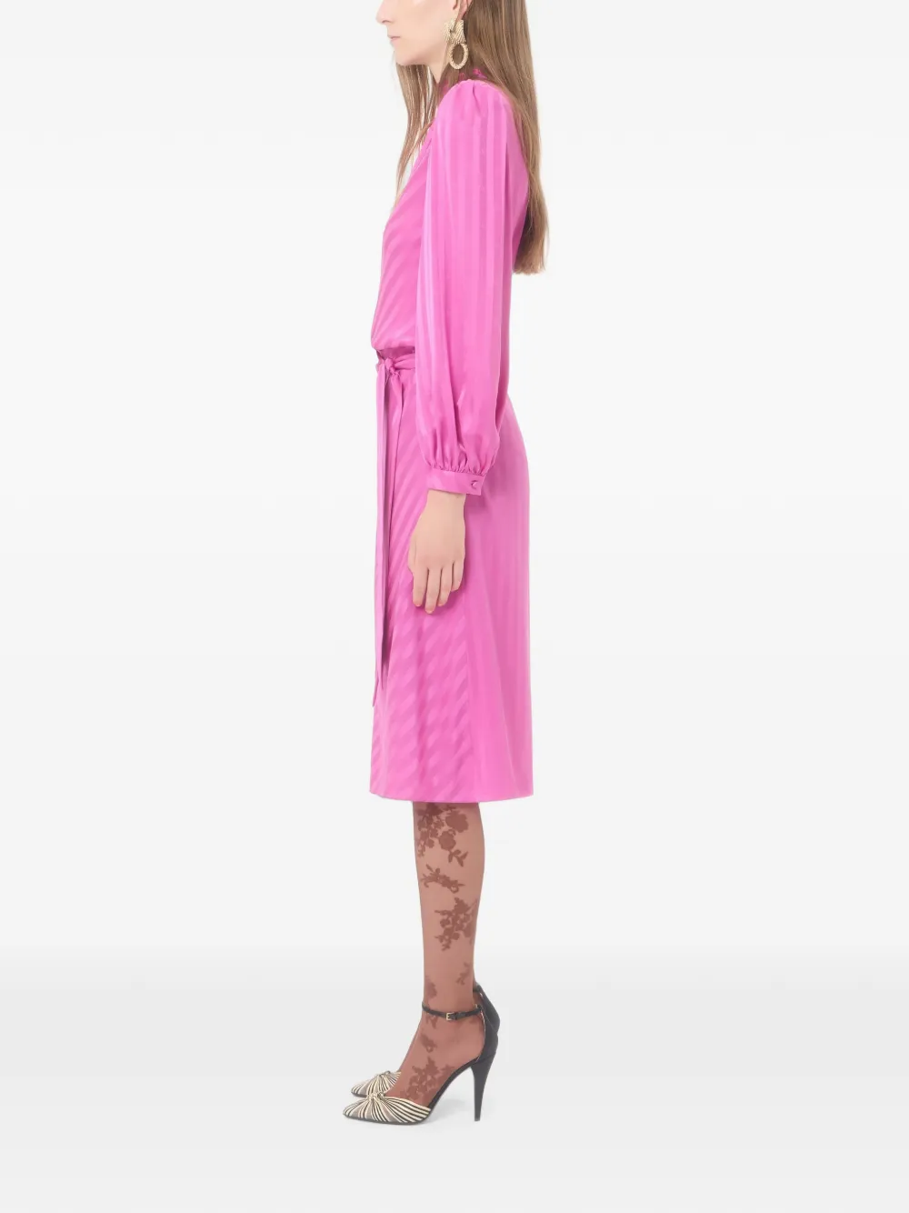 Valentino Garavani Midi-jurk van glanzend-matte jacquard met logo-streep Roze