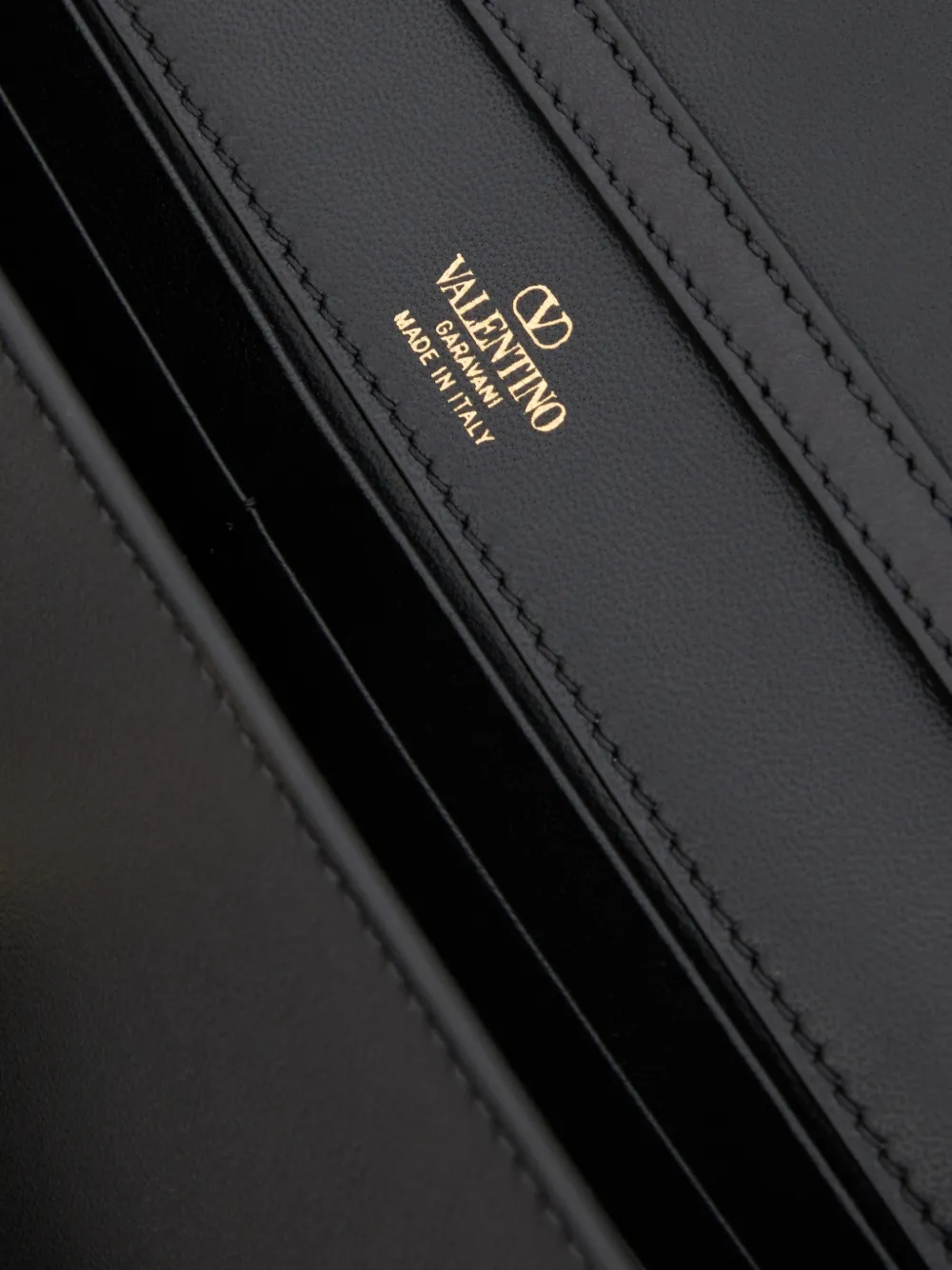 Valentino Garavani VLogo The Bold Edition portemonnee met schouderband in nappaleer Zwart