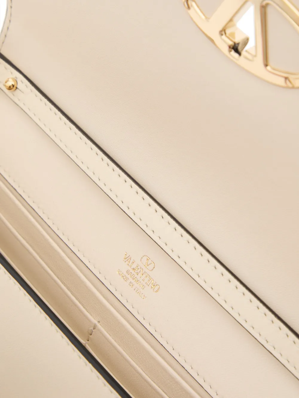 Valentino Garavani VLogo The Bold Edition portemonnee met schouderband in nappaleer Beige