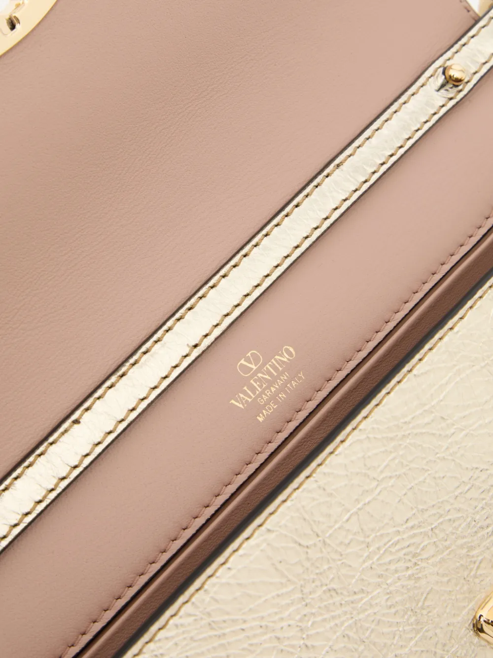 Valentino Garavani Vlogo The Bold Edition gelamineerde kalfsleren portemonnee met schouderband Goud