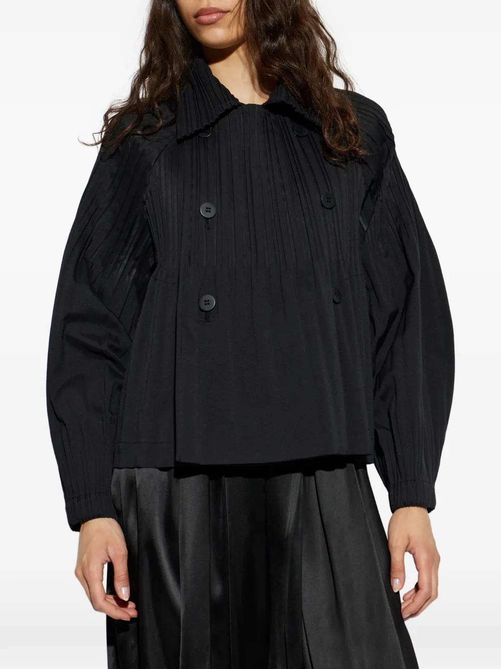 Pleats Please Issey Miyake Jack met dubbele rij knopen en plooien Zwart