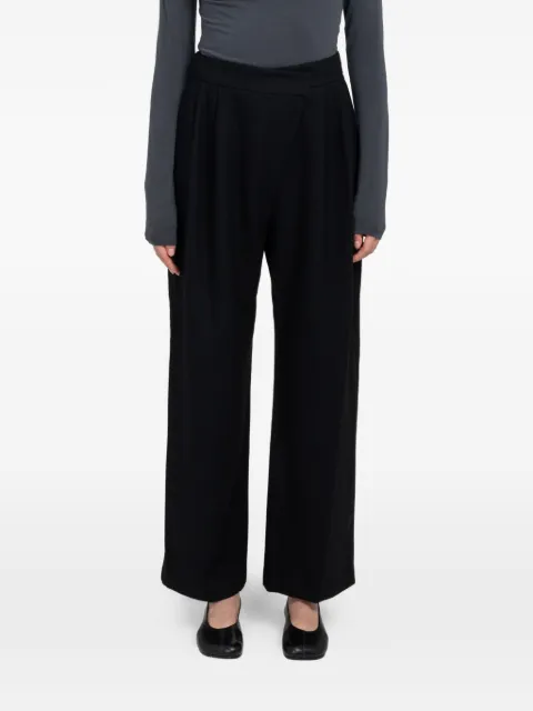 Amomento pantalones con diseño cruzado
