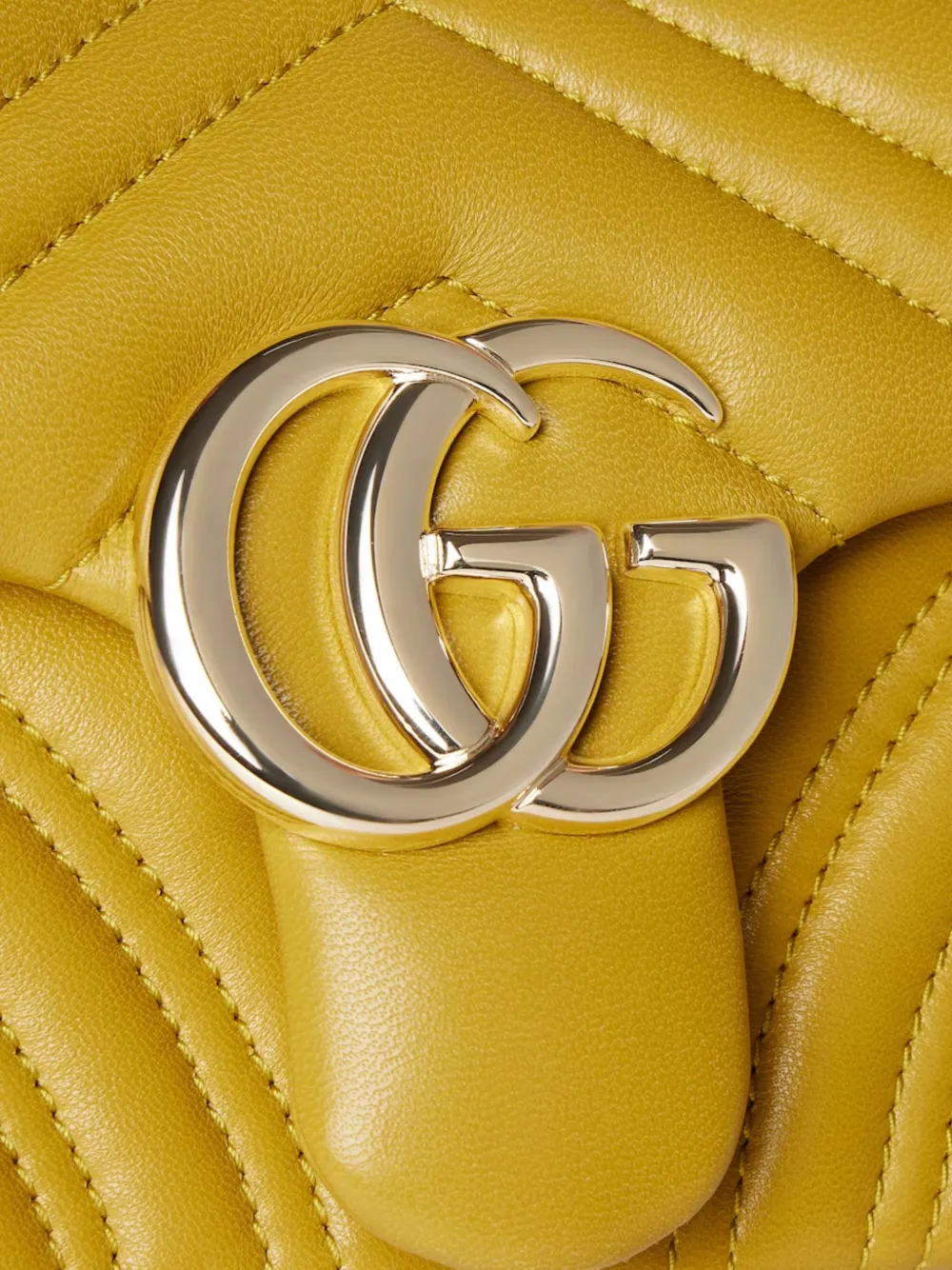 Gucci GG Marmont kleine schoudertas met chevron streep Geel