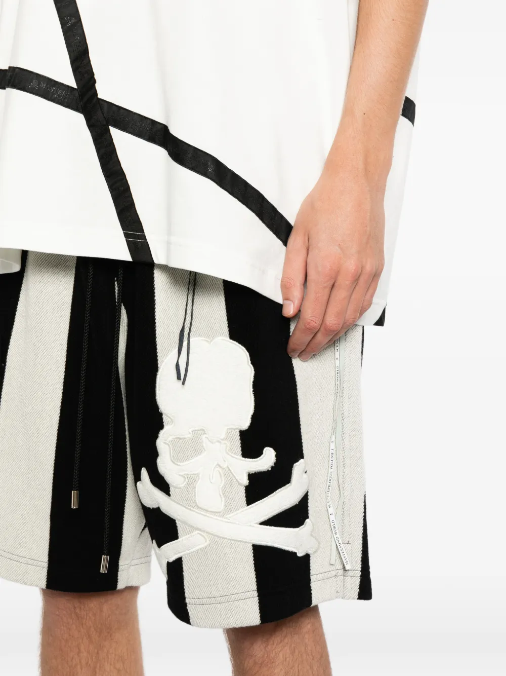 Mastermind World Gestreepte shorts met doodskop-patch Zwart