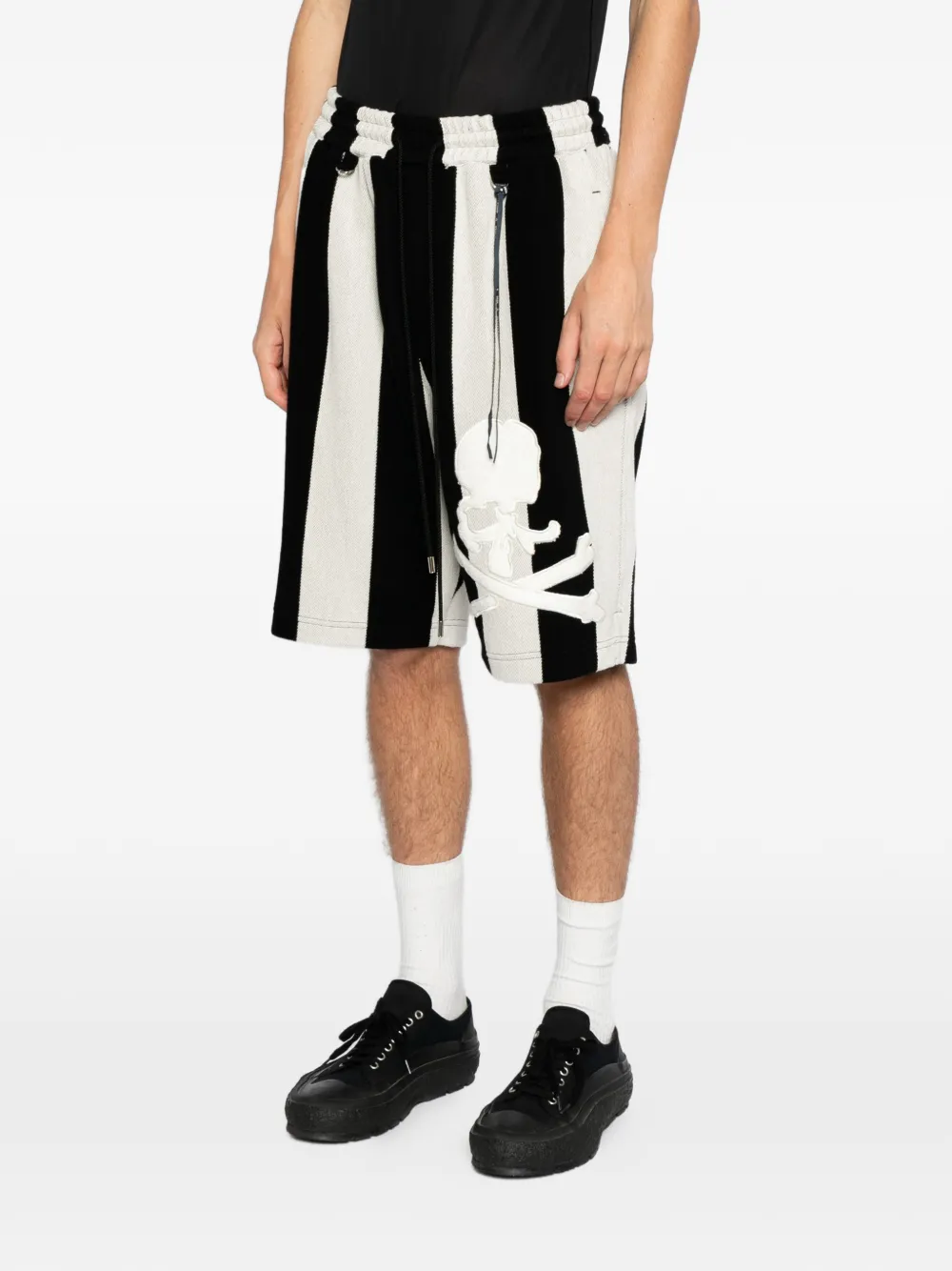 Mastermind World Gestreepte shorts met doodskop-patch Zwart