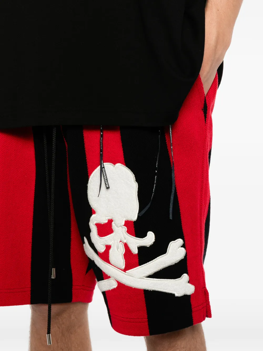 Mastermind World Gestreepte shorts met doodskop-patch Zwart