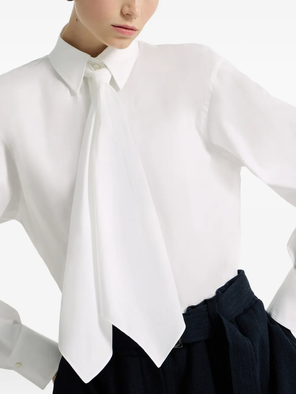 Brunello Cucinelli Stretch katoenen popeline blouse met strik en monili Wit