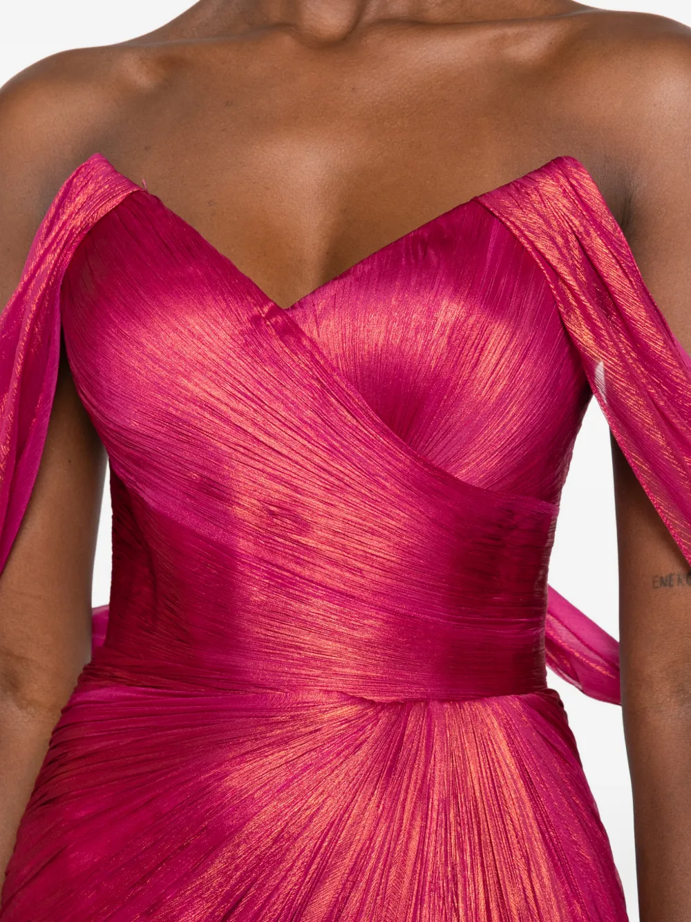 Iris Serban Ganya off-shoulder avondjurk met ruches Roze