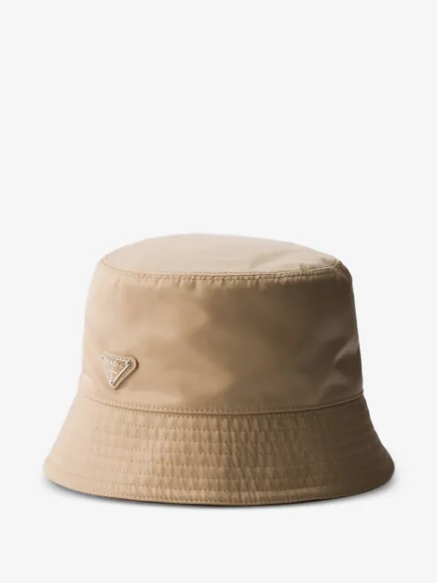 Prada gorro de pescador con placa del logo