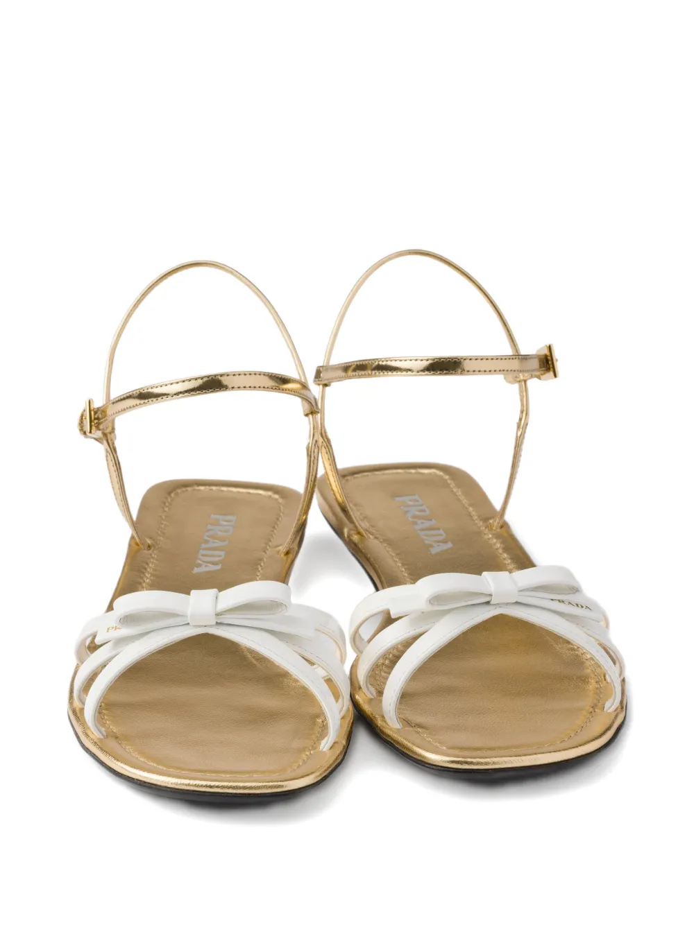 Prada Metallic leren en gelakte sandalen Goud