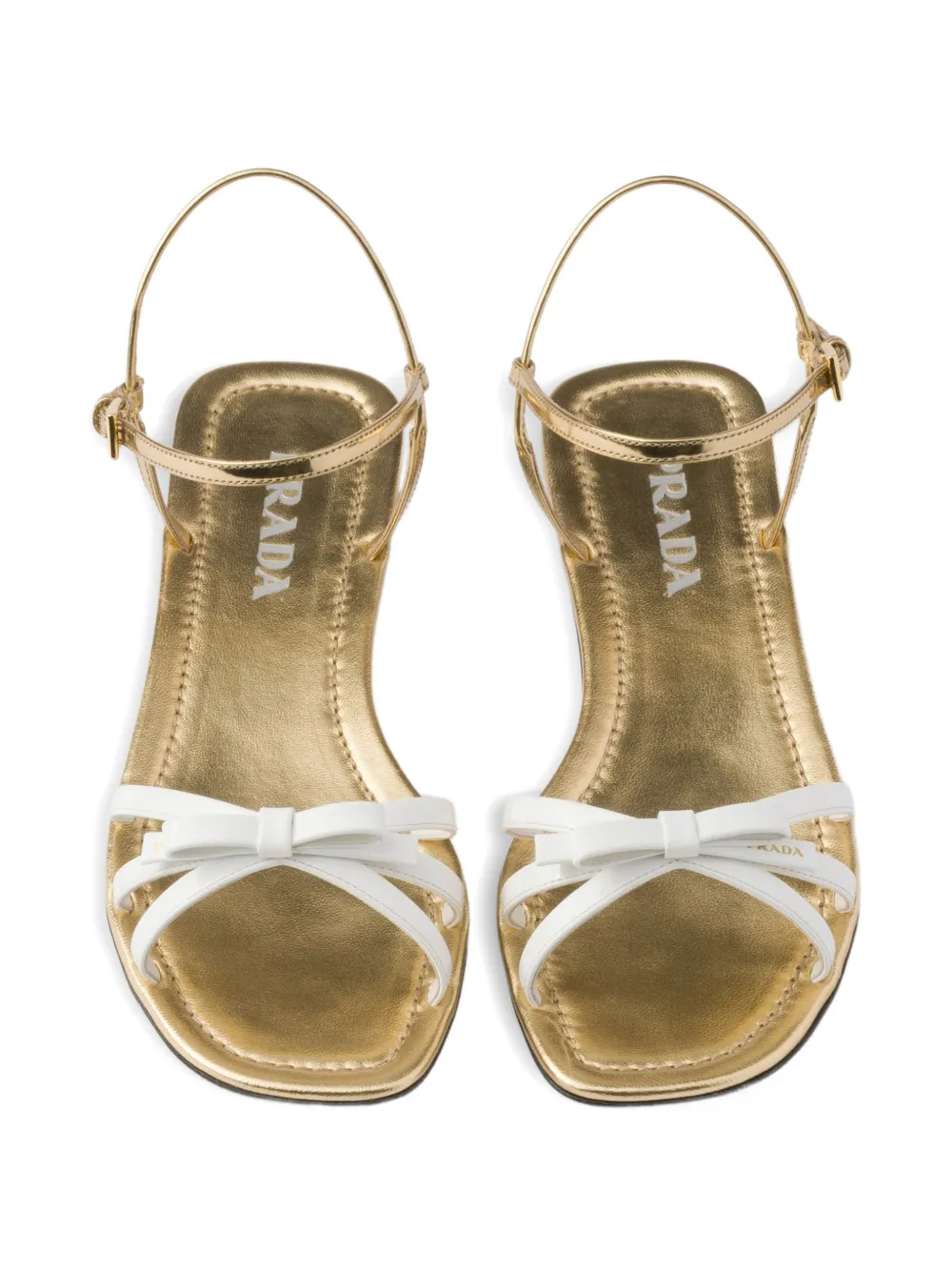 Prada Metallic leren en gelakte sandalen Goud