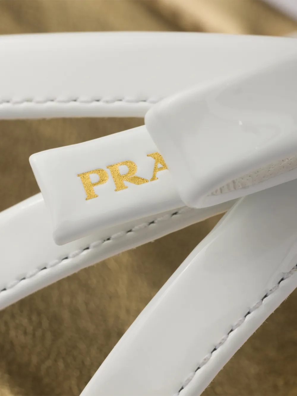 Prada Metallic leren en gelakte sandalen Goud