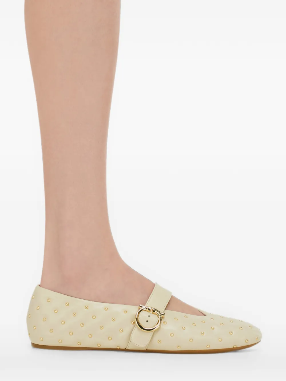 Ferragamo Gancini ballerina's met gesp en studs Beige