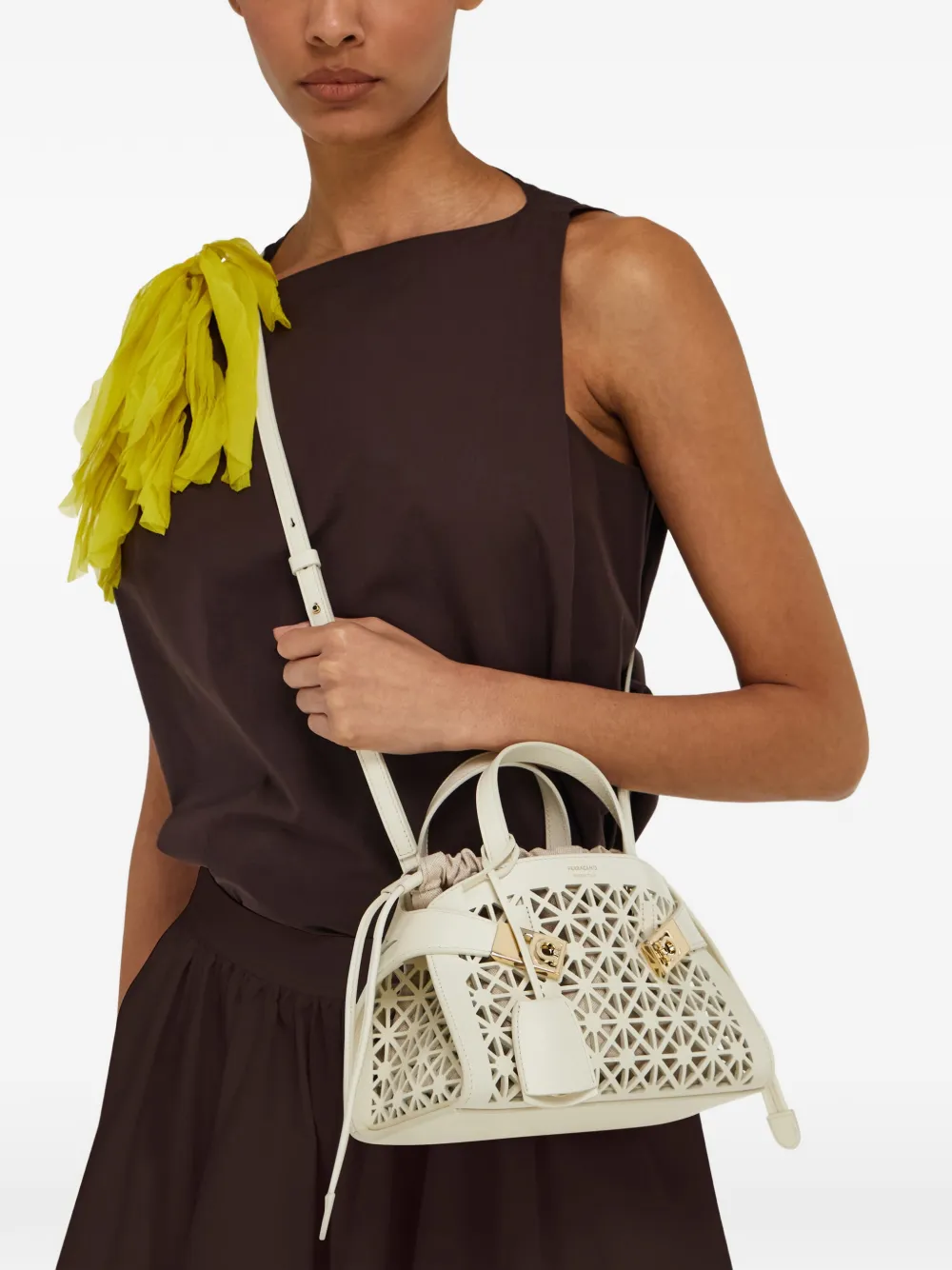 Ferragamo Kleine Hug shopper met uitgesneden details Wit
