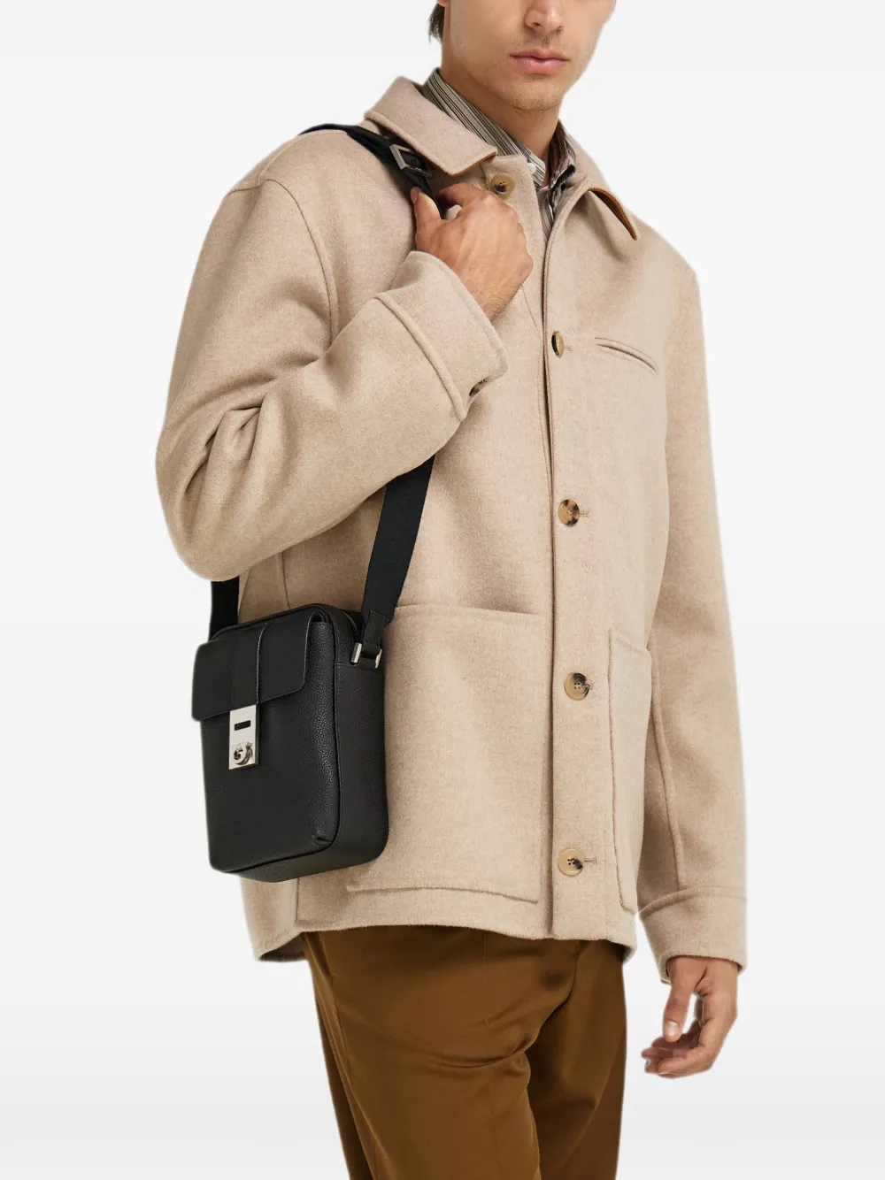 Ferragamo Hug crossbodytas met gesp Zwart