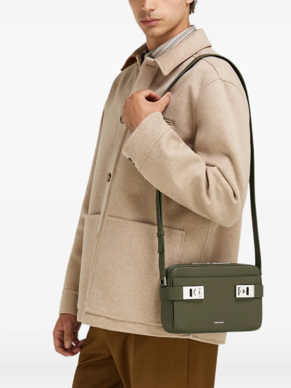 Ferragamo Gancini messengertas van leer met textuur Groen