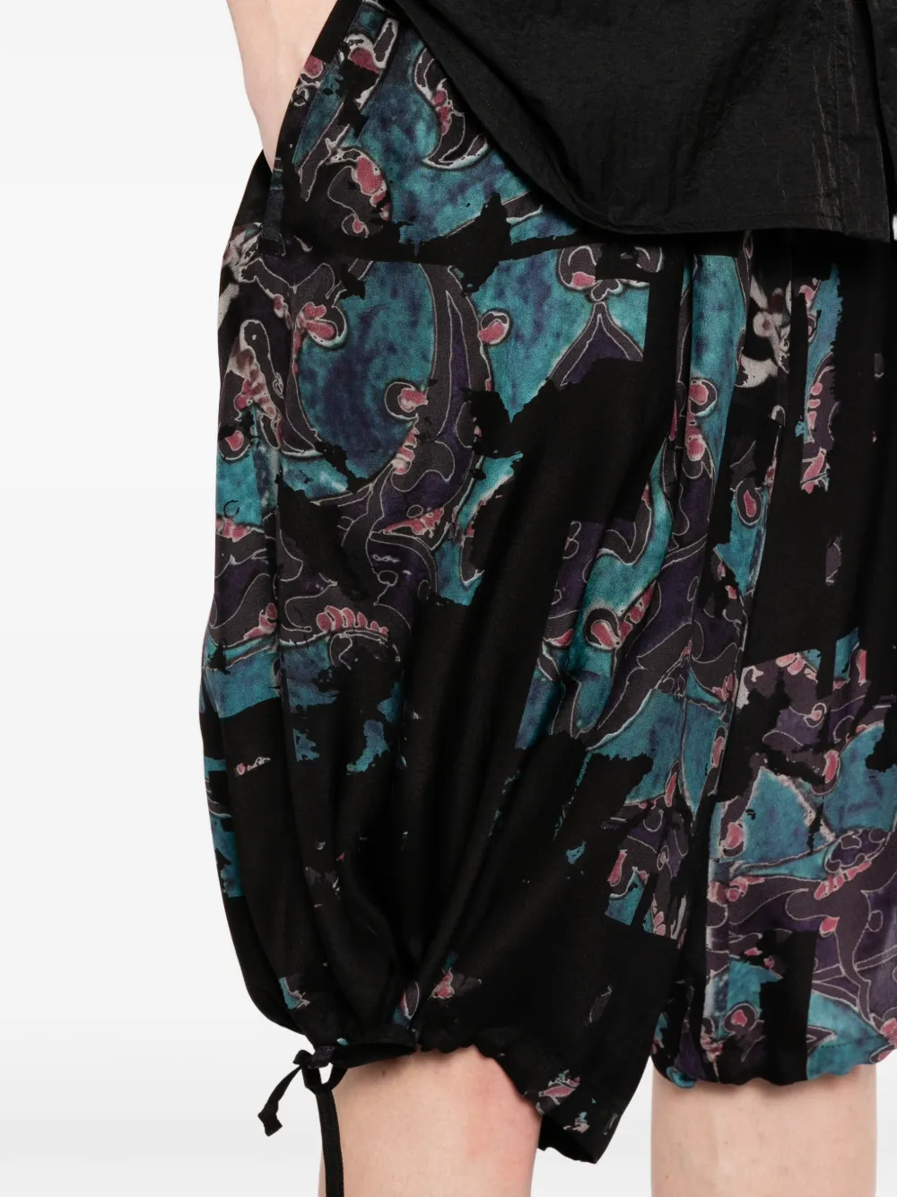 Yohji Yamamoto Shorts met abstracte print Zwart