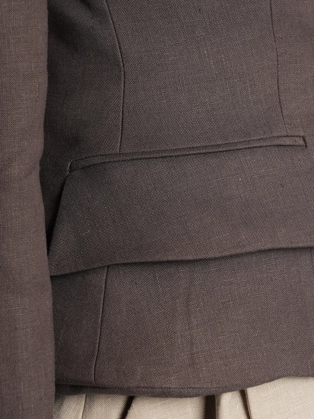 Magda Butrym Blazer met dubbele rij knopen en zandloper-stijl Bruin