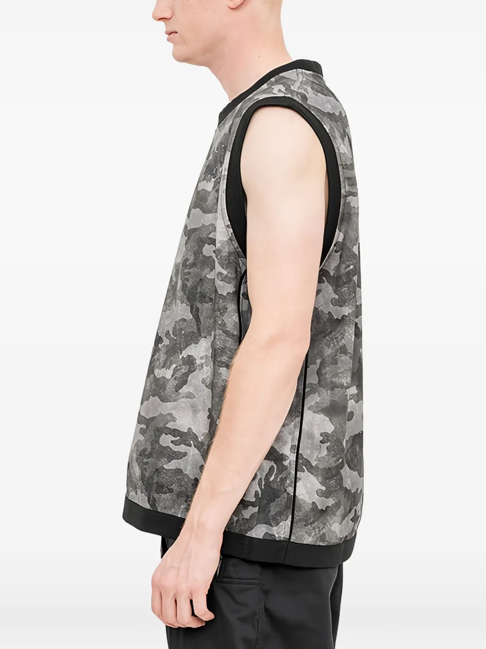 Juun.J Mouwloos T-shirt met camouflageprint Grijs