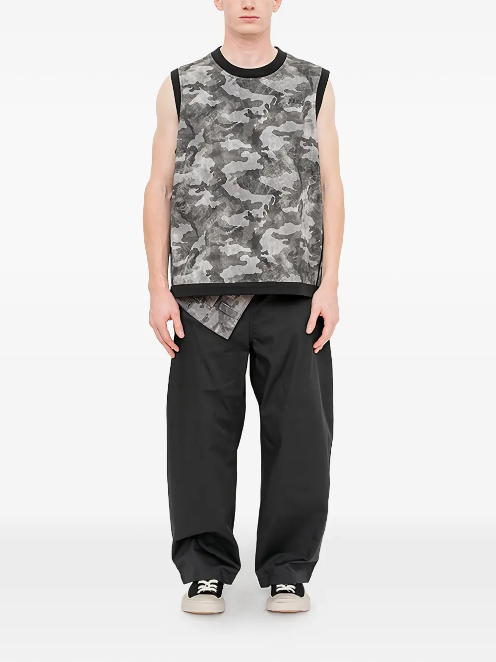 Juun.J Mouwloos T-shirt met camouflageprint Grijs