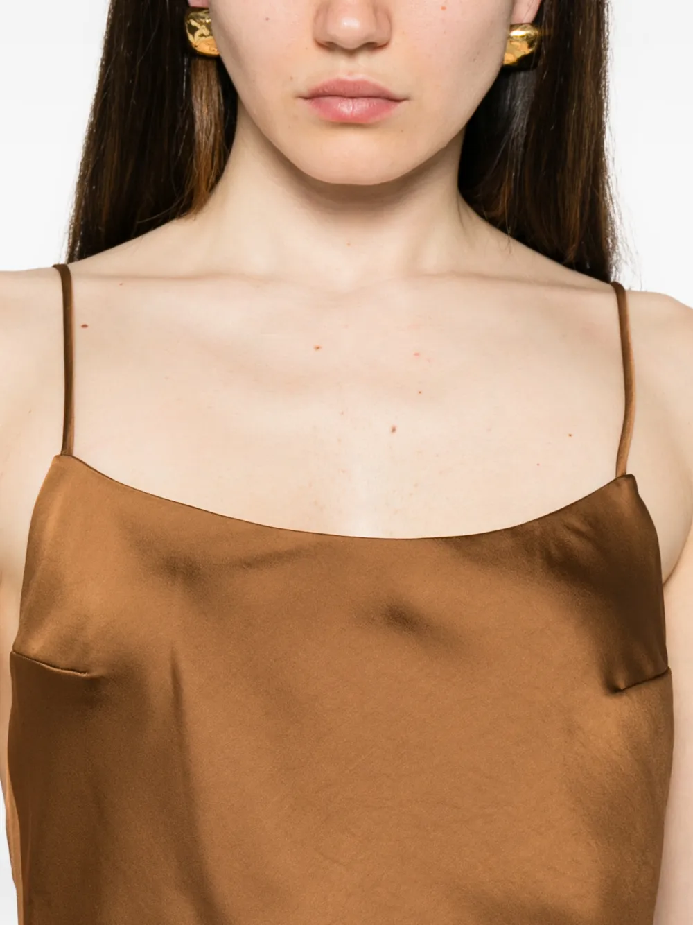 THE ANDAMANE Ninfea maxi-dress met ruches en open rug Bruin