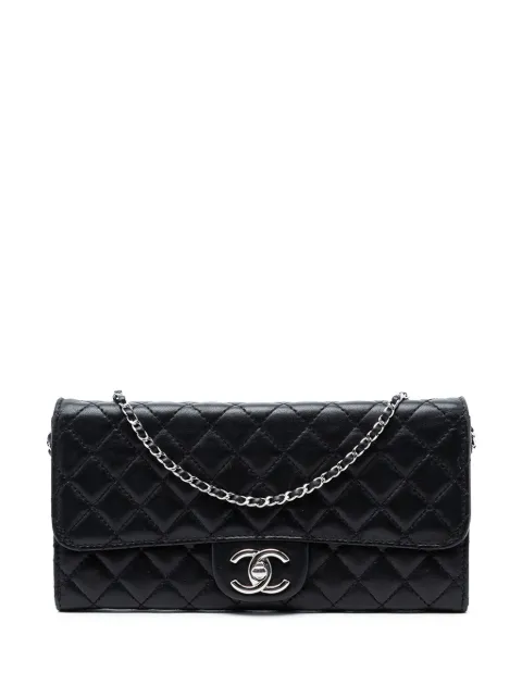 CHANEL Pre-Owned pochette portefeuille à bandoulière East West en cuir d'agneau matelassé à logo CC (2010-2011)