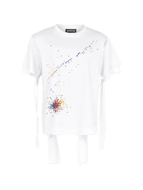 Mostly Heard Rarely Seen playera deconstruida con pintura bordada