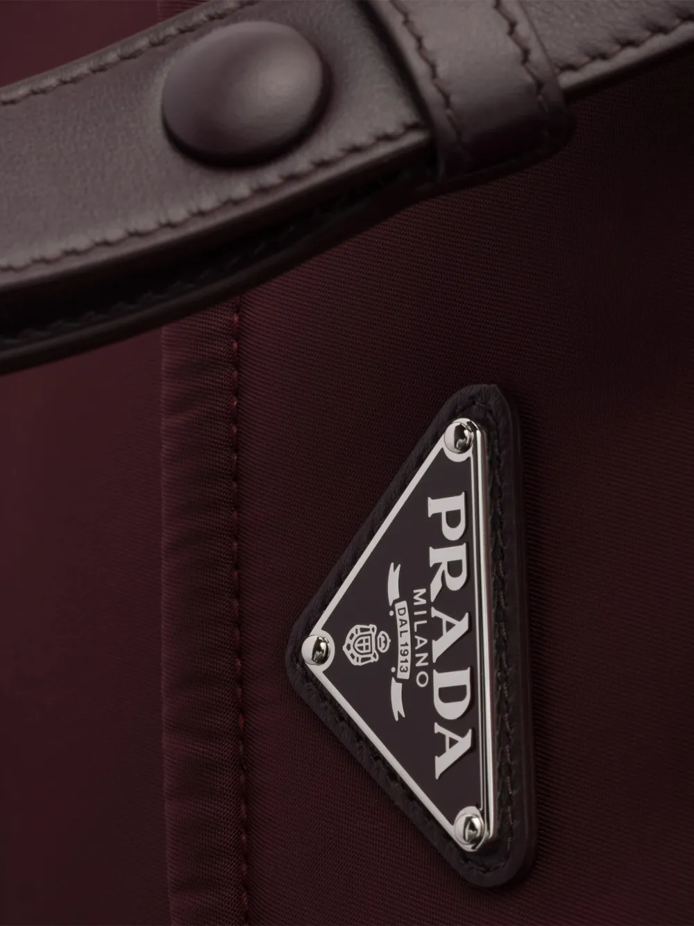 Prada Traveller kleine gewatteerde Re-Nylon schoudertas Rood