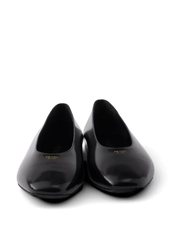 Prada ブラッシュド レザー フラットシューズ | ブラック | FARFETCH JP
