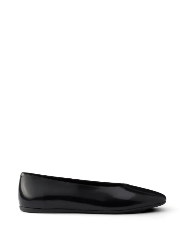 Prada ブラッシュド レザー フラットシューズ | ブラック | FARFETCH JP