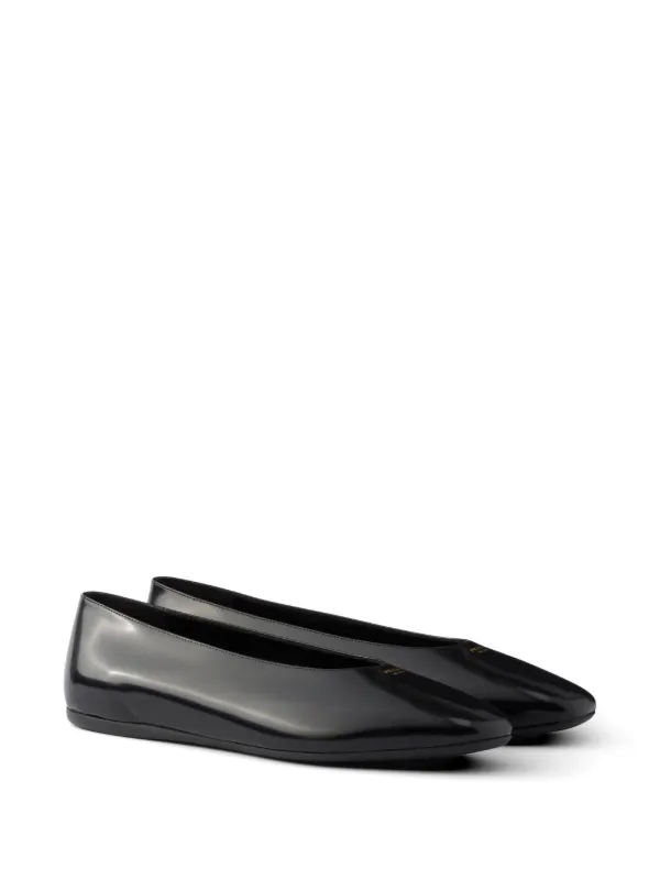 Prada ブラッシュド レザー フラットシューズ | ブラック | FARFETCH JP