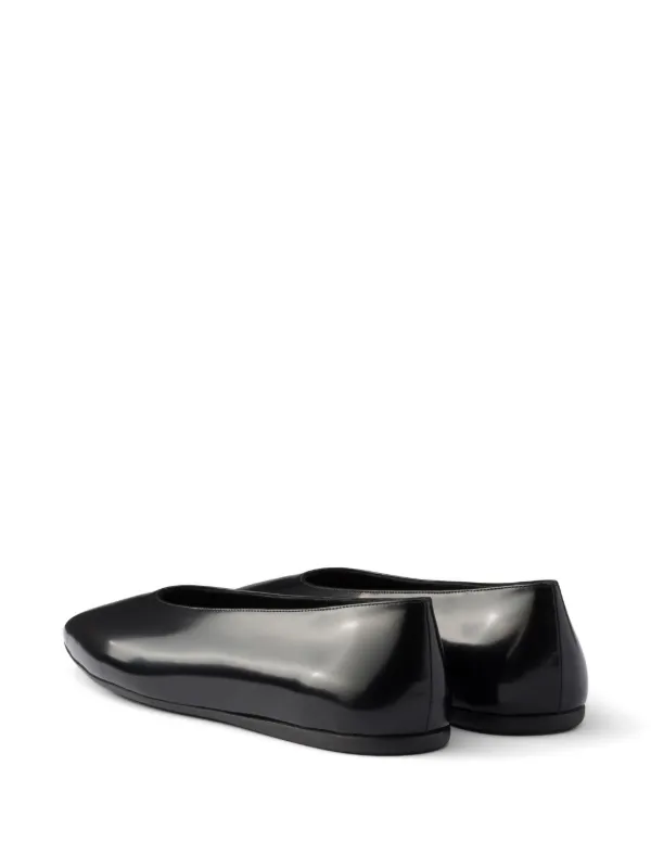 Prada ブラッシュド レザー フラットシューズ | ブラック | FARFETCH JP