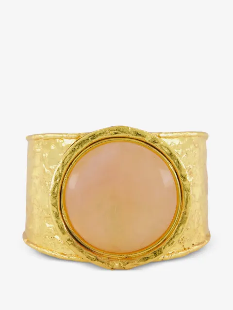 Sylvia Toledano brazalete con efecto martillado y cuarzo rosa